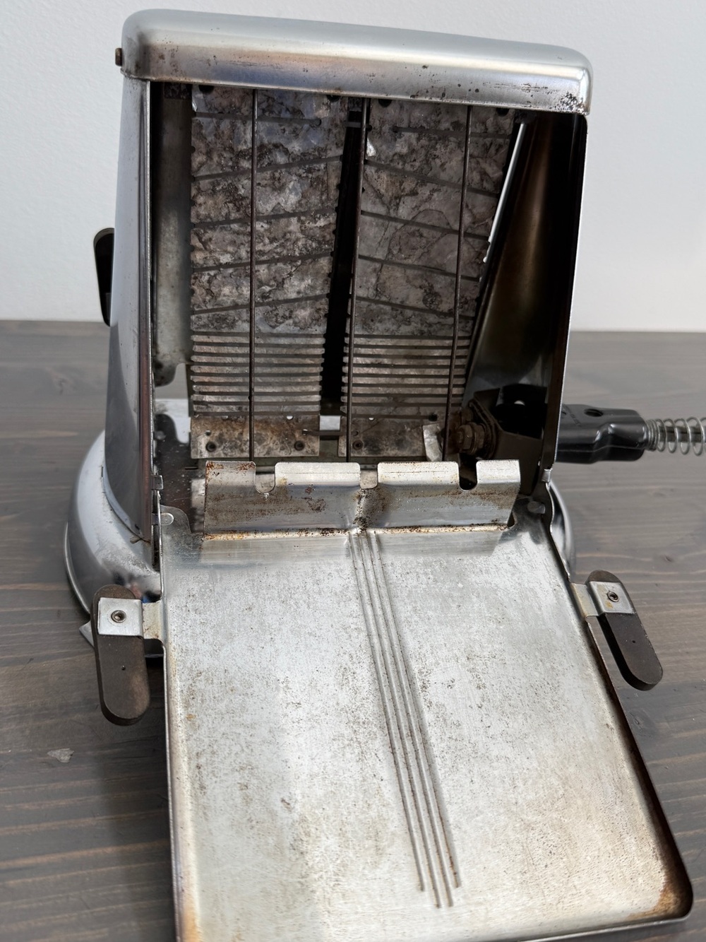 Antique metal plug in toaster
The Brock Snyder MFG Co.
Grimsby, Ont. - Picture 9 of 17